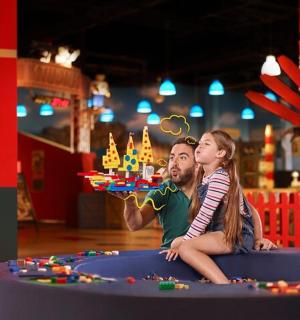 一男一女坐在生日蛋糕前