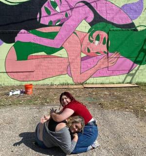 žena a dítě před zdí