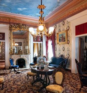 obývací pokoj s lustrem, stolem a židlemi