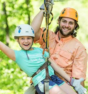 一名男子和一名女孩在滑索上