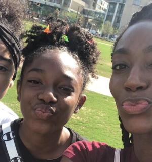 三个女人并排站着