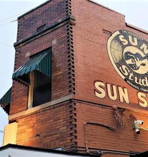 cihlová budova s nápisem Sun Studio