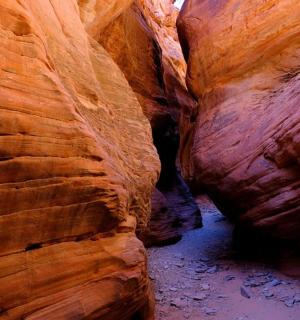 峡谷中一条布满红色岩石的狭窄走廊