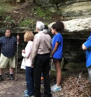 一群人站在洞穴前