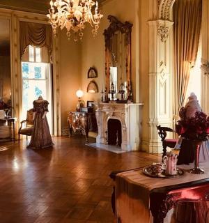 velká místnost s krbem a stolem