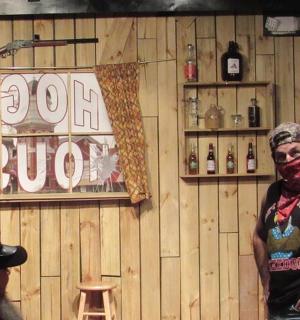 muž v šátku stojící v baru