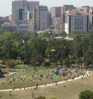 Velká skupina lidí pouští draky v parku