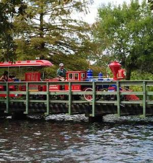 malý vlak na mostě přes řeku