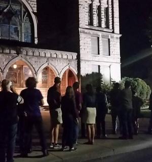 一群人站在一栋建筑物前