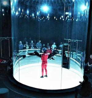 člověk je na pódiu v místnosti