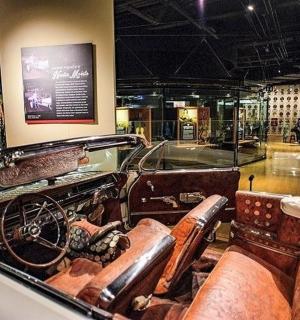 staré auto vystavené v muzeu