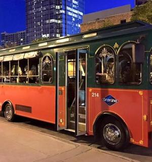 autobus zaparkovaný na kraji ulice