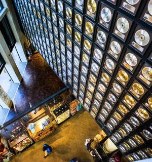 pohled shora na restauraci s talíři na zdi