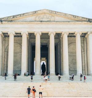 一群人站在一栋建筑物前