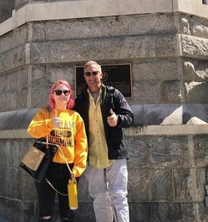 muž a žena stojící před budovou