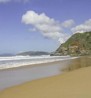 有海洋和山脉的海滩