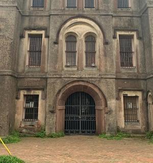 stará budova s hromadou zamřížovaných dveří