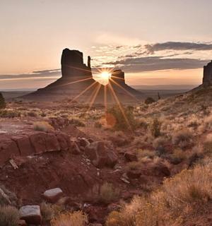 沙漠中的日落与岩层
