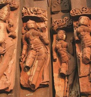 墙上刻有人物雕像的石墙