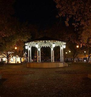 altán se světly v parku v noci