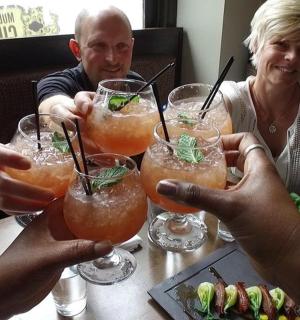 一群人坐在桌边喝酒