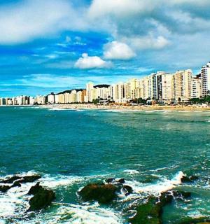 海滩上的建筑和海洋景观