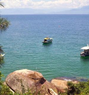 两艘船在一大片水域中