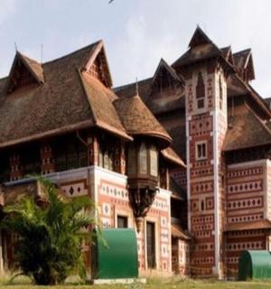 一座带有复式屋顶的大木屋