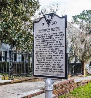 cedule pro aasonický dům před plotem