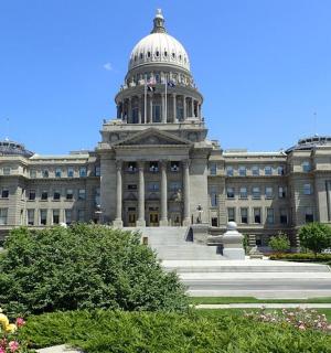 velká budova s kupolí na vrcholu