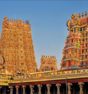 一座有两座塔楼的建筑