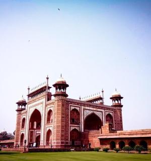 一座顶部有圆顶的大型砖砌建筑