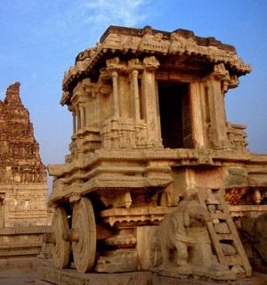 一座前面有轮子的大型石头建筑