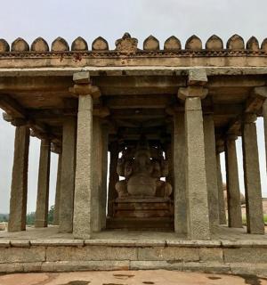 建筑物中间的雕像