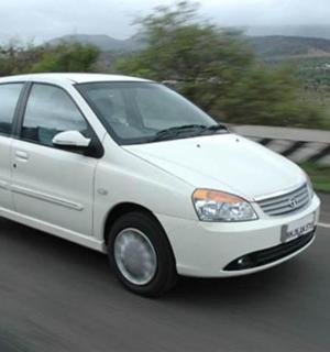 一辆白色汽车正在高速公路上行驶