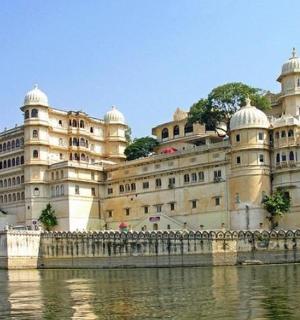 靠近水域的大型建筑