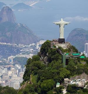 山顶上的基督救世主雕像