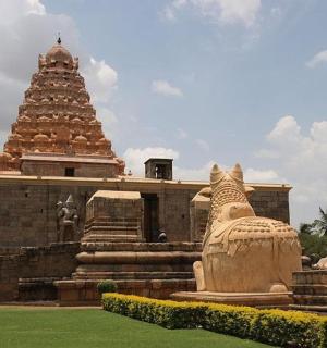 一座前面有雕像的大楼