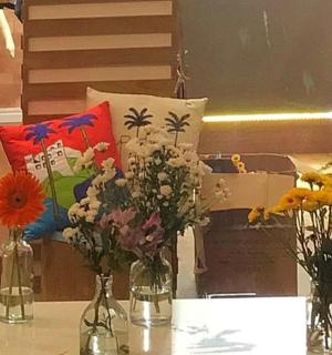 桌子上摆放着一组插满鲜花的花瓶