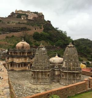 山顶上有一座城堡的建筑