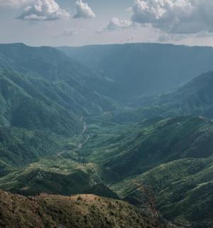 山谷与水体的景色
