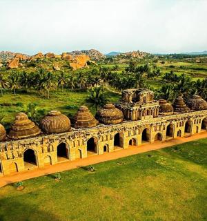 一座顶上摆放着一堆花瓶的建筑