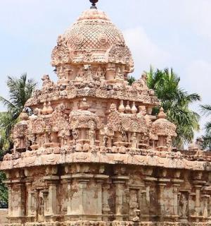 一座带有塔楼的建筑，背景是棕榈树