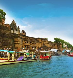 建筑物前的水中有三艘船