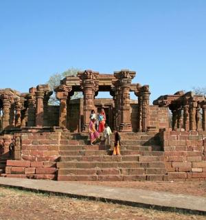 一群人站在建筑物的废墟上