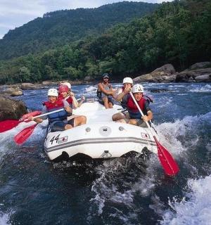 skupina lidí v lodi na řece