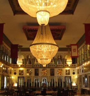 一间有吊灯和桌子的大房间