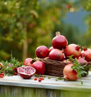 桌上放着一篮苹果