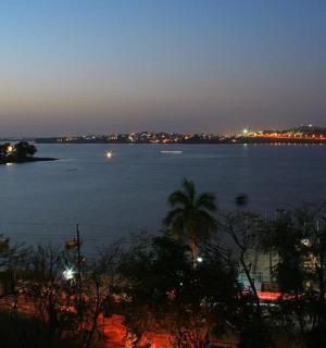 夜晚大片水域中的一个岛屿