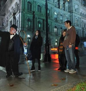 skupina lidí stojících v noci na ulici